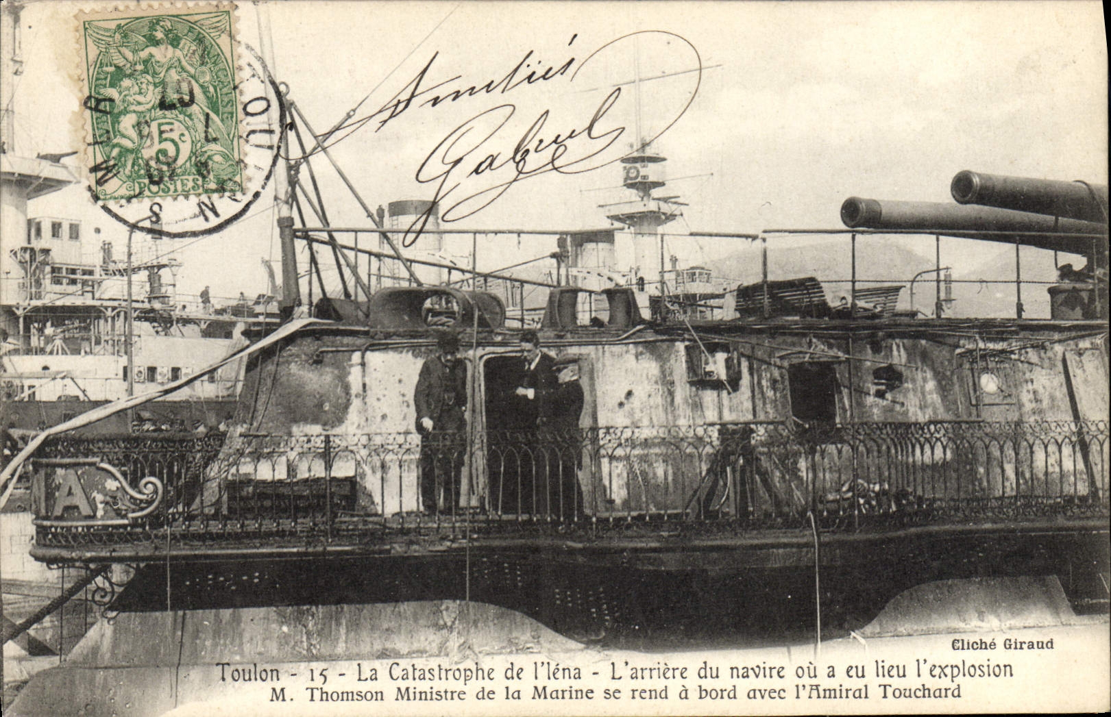 Toulon - 15 - Die Katastrophe der Éna - Die Heckseite des Schiffs, an der die Explosion stattfand - Herr Thomson, Minister der Marine, geht an Bord mit Admiral Touchard — Fotografie Giraud
