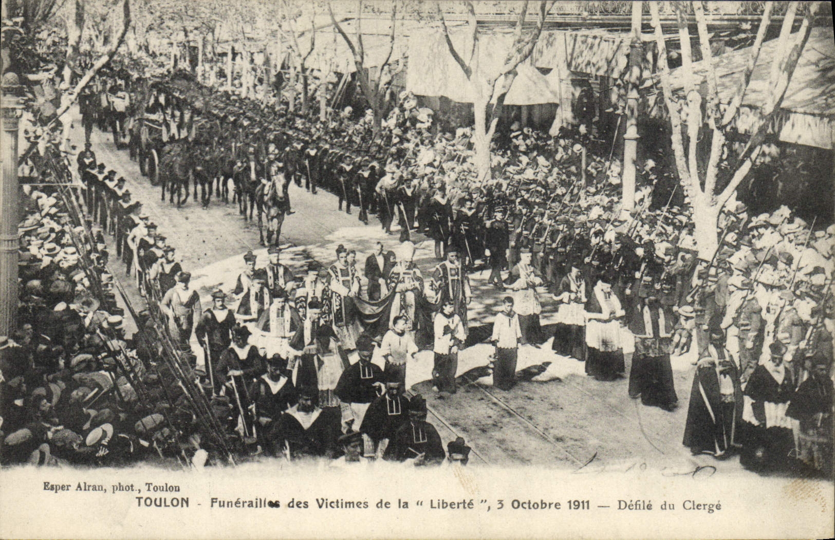 Toulon — Funérailles des Victimes de la « Liberté », 3 Octobre 1911 — Défilé du Clergé