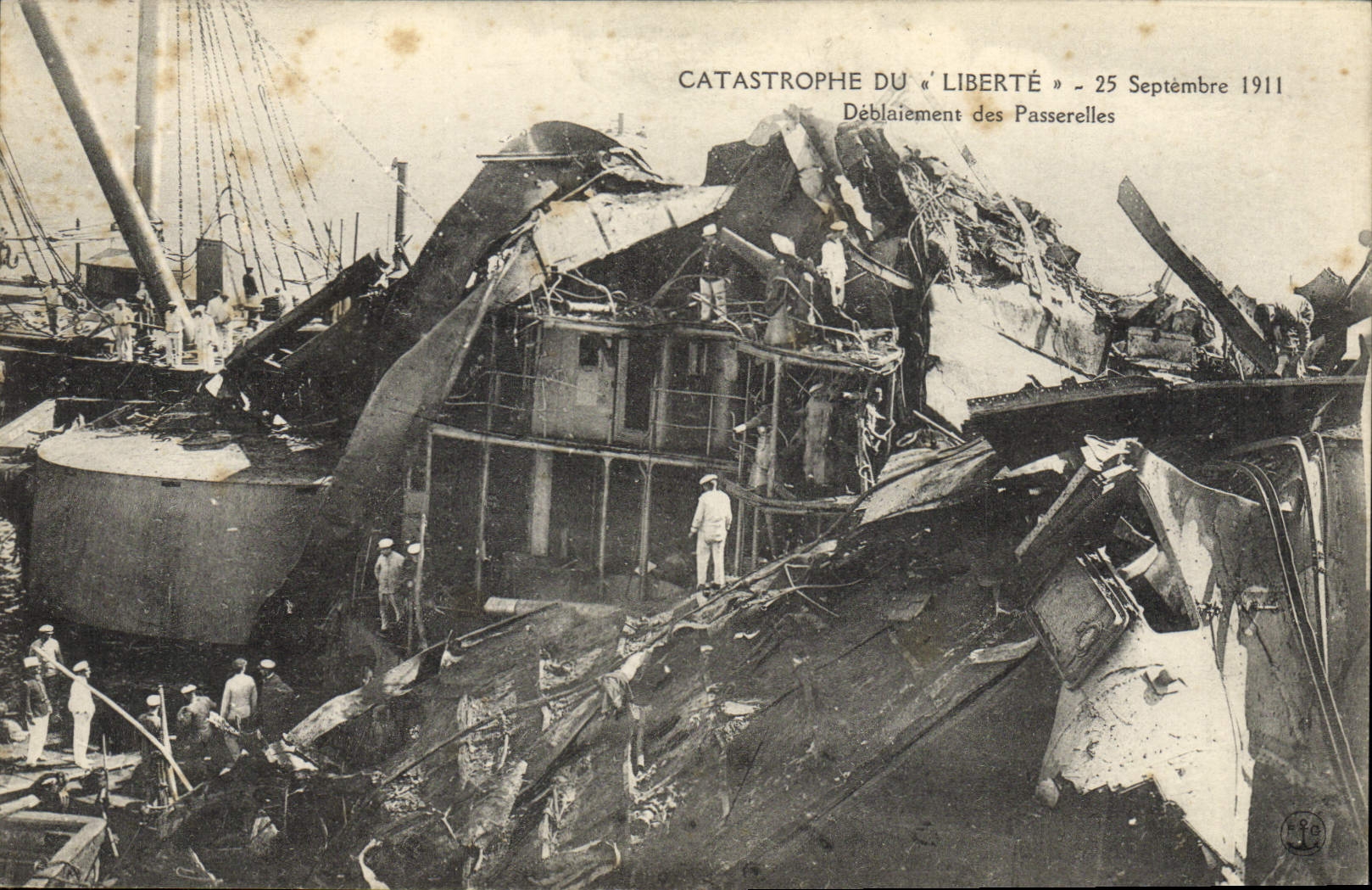 Catastrophe du « Liberté » — Déblaiement des passerelles — 25 Septembre 1911