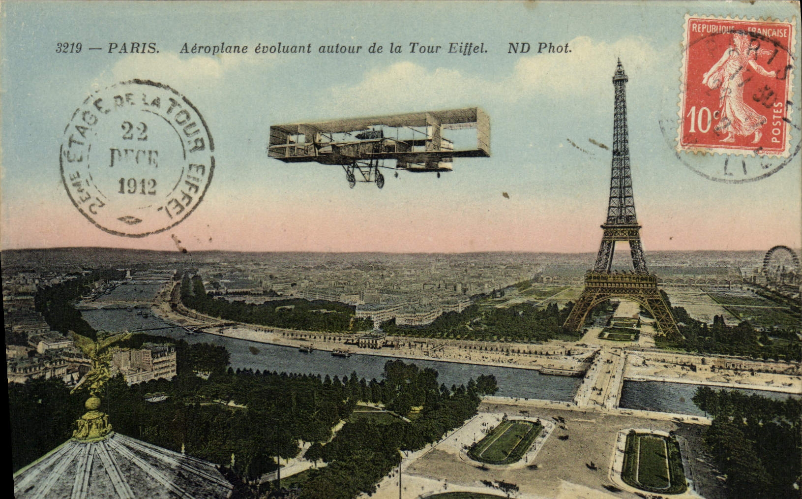CPA Avion Aviation Paris Aeroplane evoluant autour de la Tour Eiffel 
