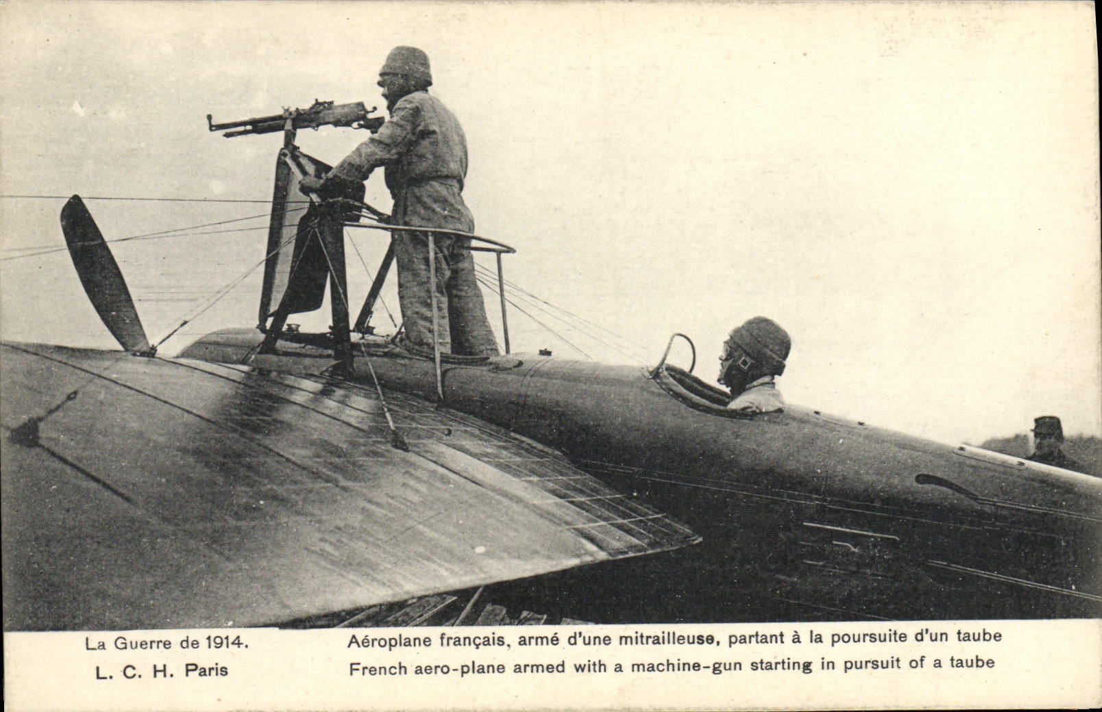 CPA Avion Aviation Aeroplane Francais arme d'une mitrailleuse 