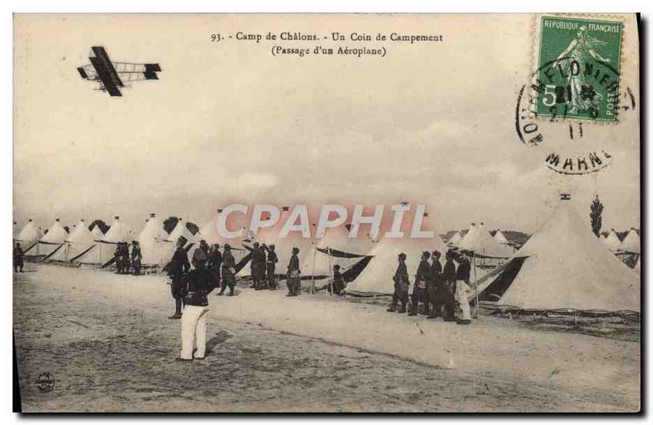 CPA Avion Aviation Camp de Chalons Un coin du campement Passage d'un aeroplane 