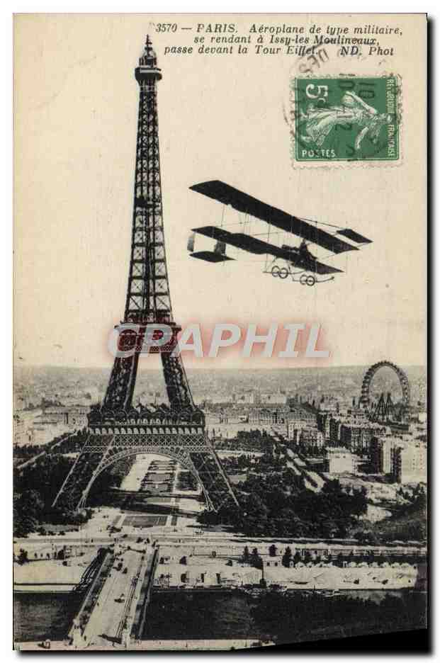 CPA Avion Aviation Paris Aeroplane de type militaire se rendant a Issy les Moulineaux passe devant la Tour Eiffel
