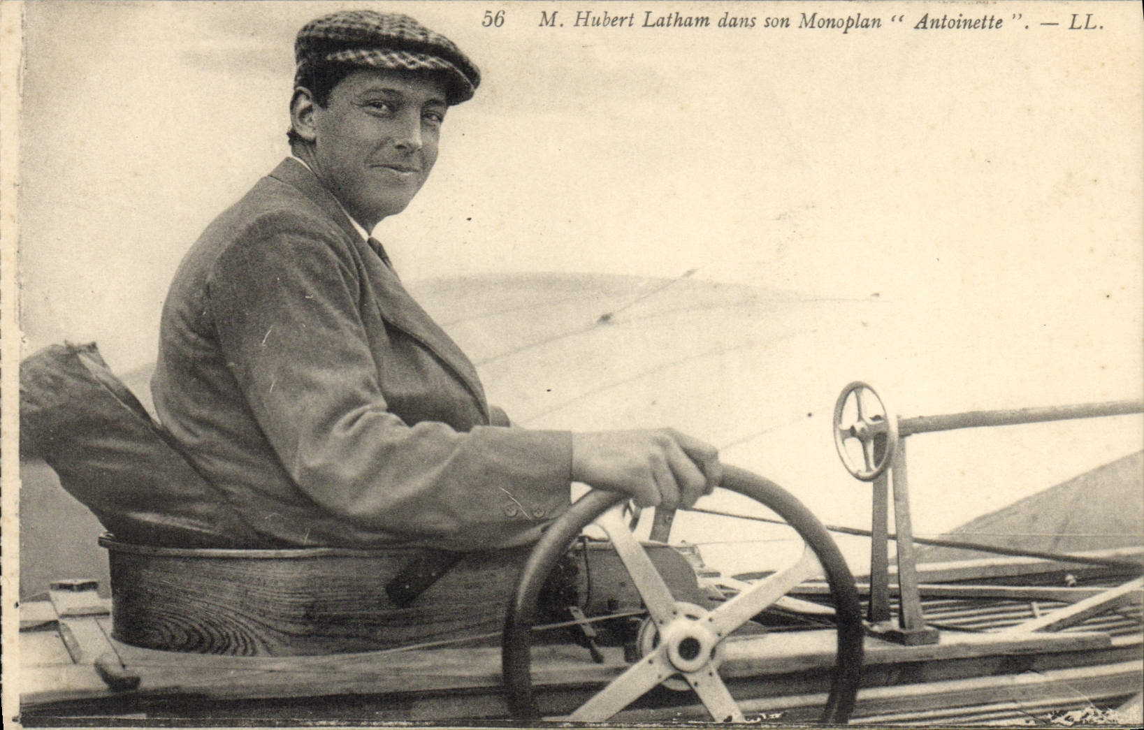 CPA Avion Aviation M Hubert Latham dans son monoplan Antoinette 