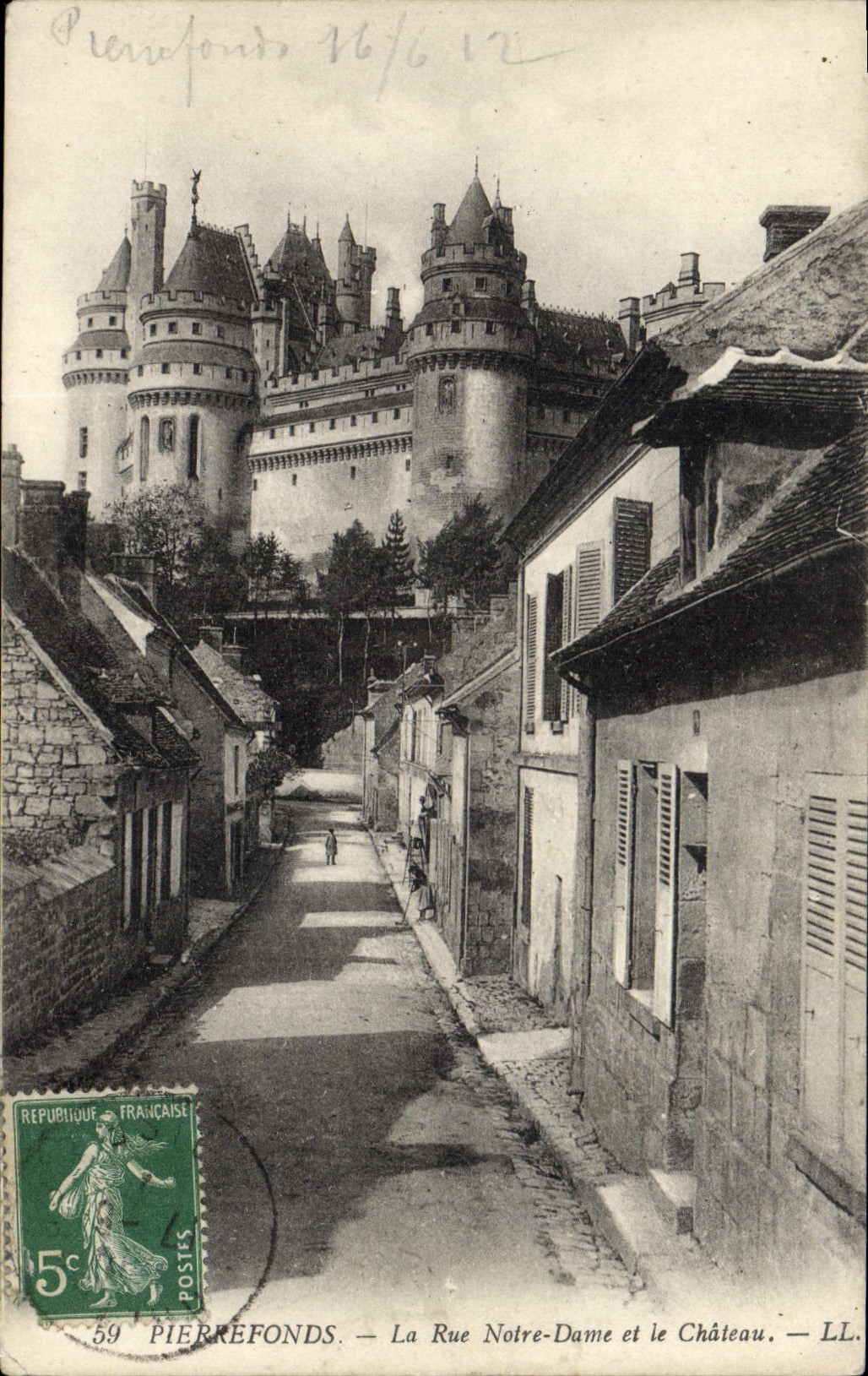 CPA Pierrefonds La Rue Notre Dame et le Chateau