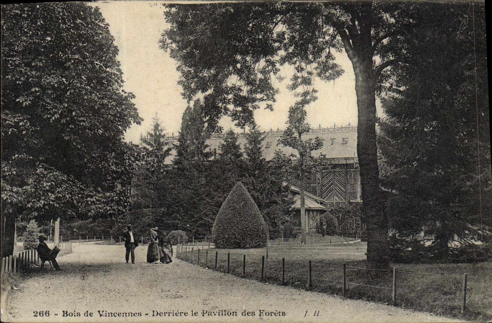 CPA Bois de Vincennes Derriere le Pavillon des Forets