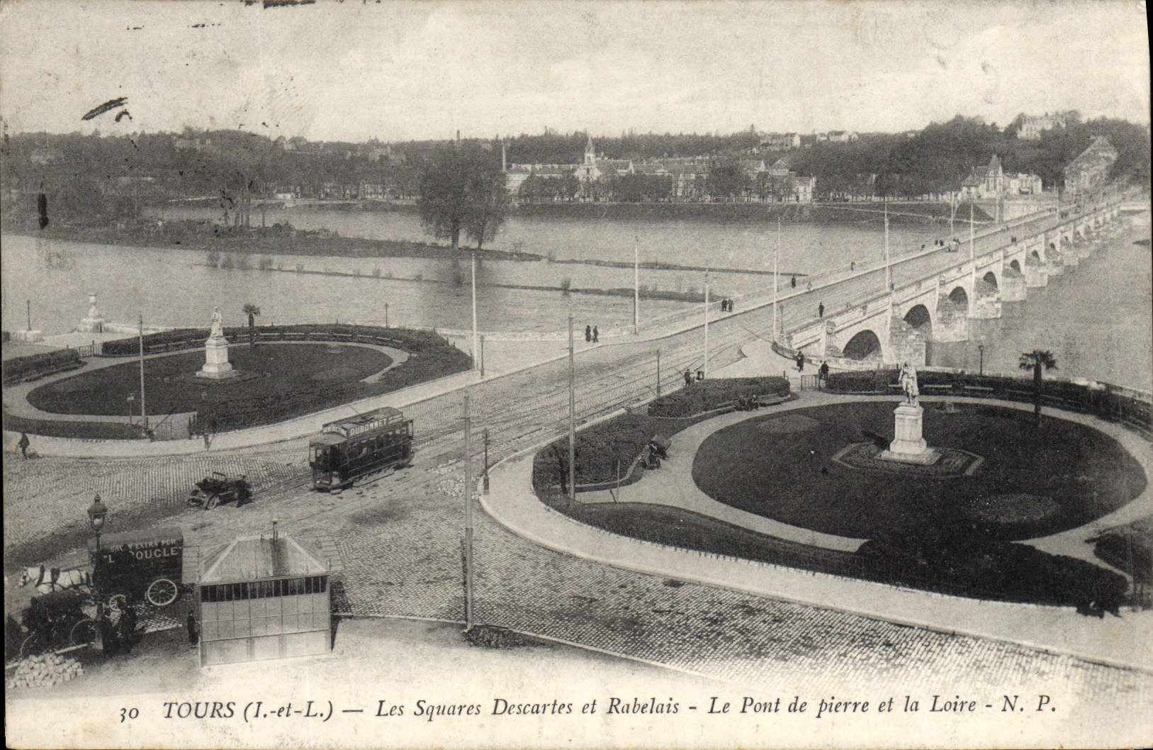 CPA Tours Les Squares Descartes et Rabelais Le pont de la pierre et la Loire 