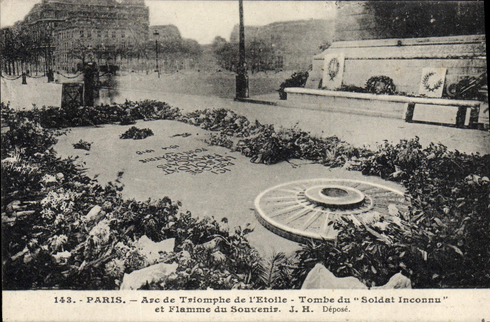 CPA Paris Arc de Triomphe de L'Etoile Tombe du soldat inconnu Militaria et flamme du souvenir