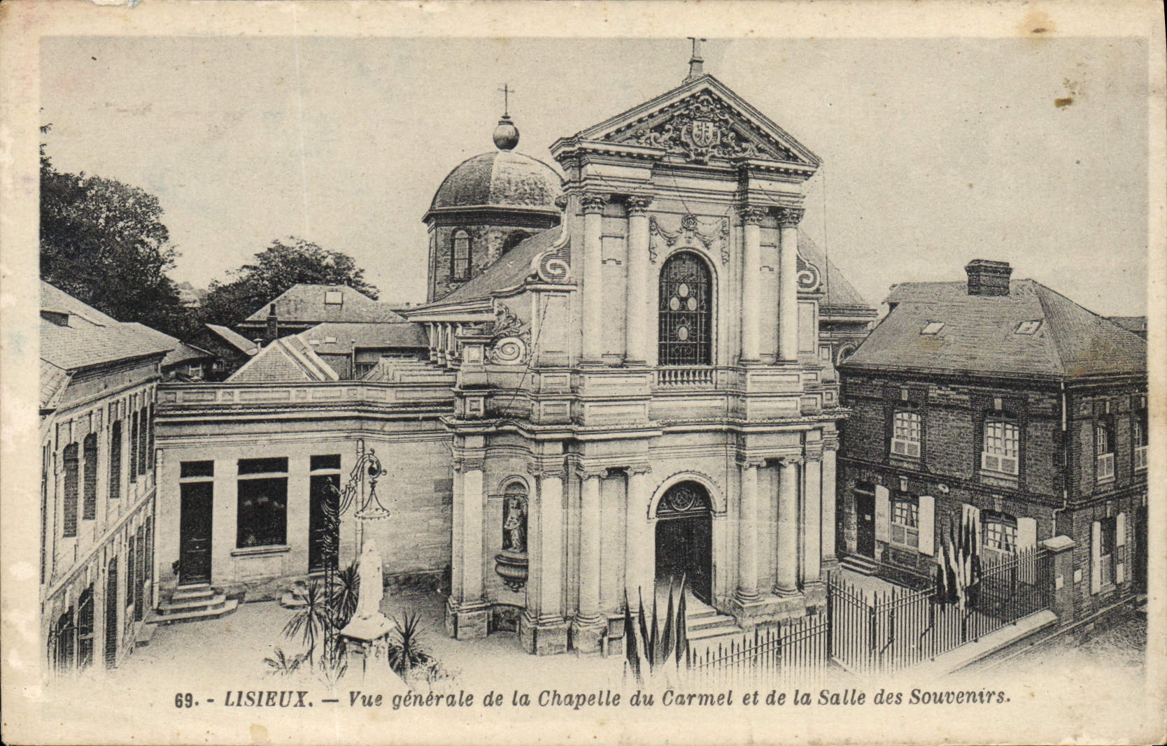 CPA Lisieux Vue Generale de la Chapelle du Carmel et de la Salle des souvenirs