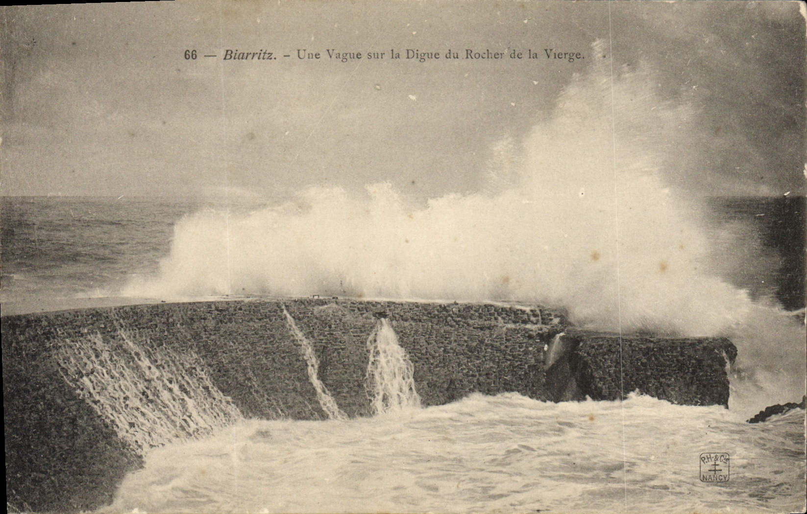 CPA Biarritz Une Vague sur la Digue du Rocher de la Vierge