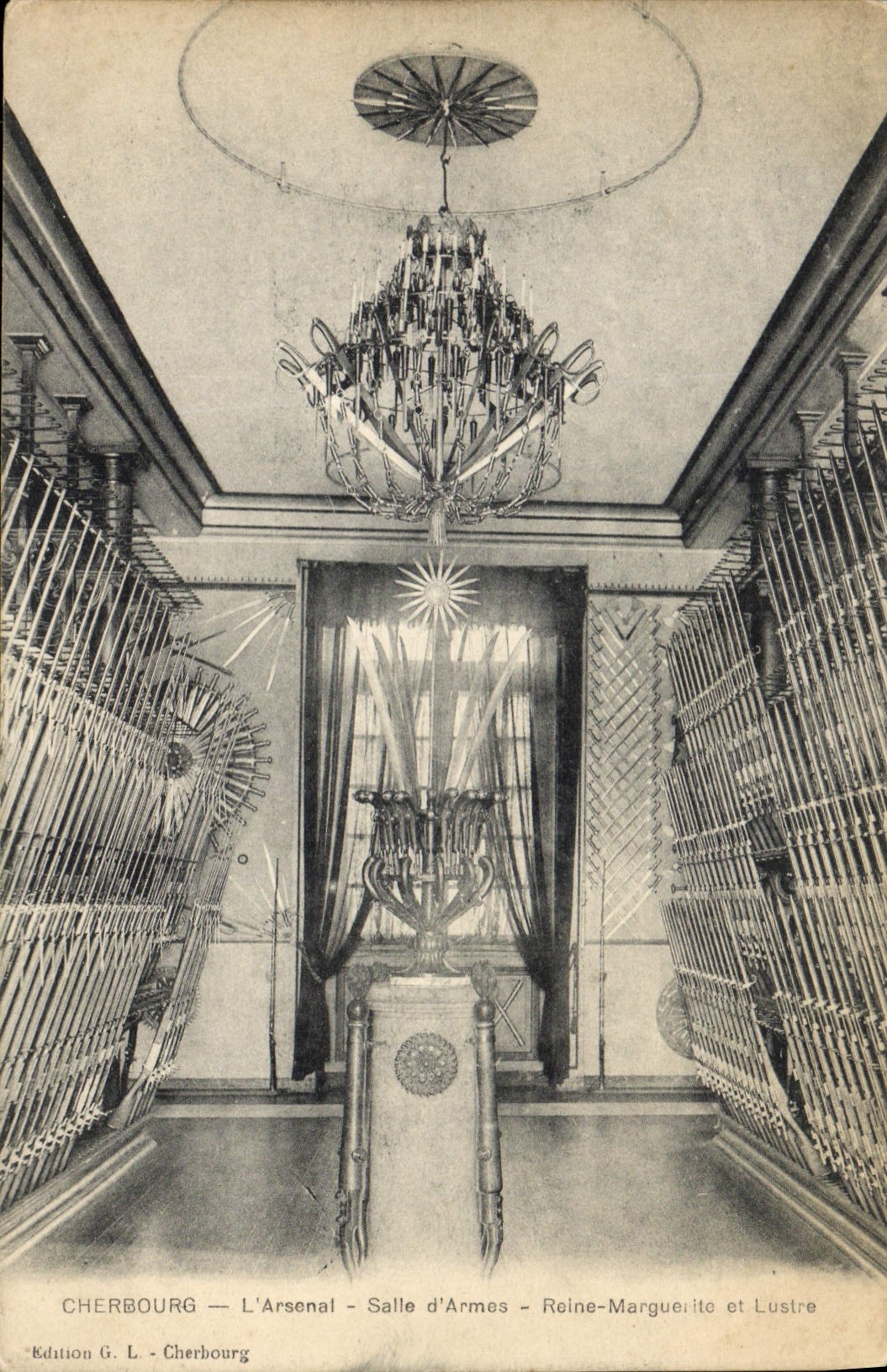Cherbourg — L'Arsenal — Salle d'Armes — Reine-Marguerite et Lustre