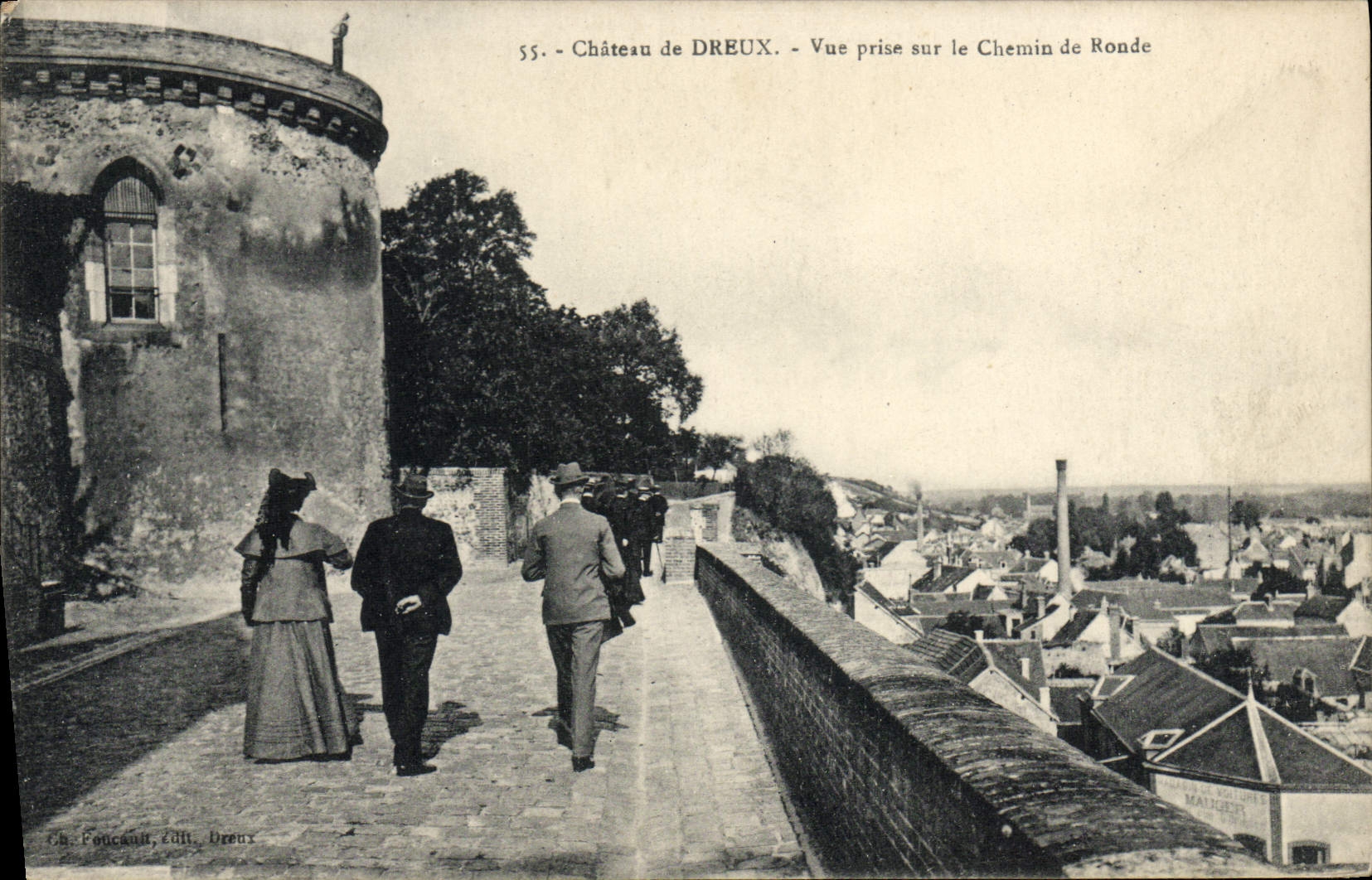 Château de Dreux — Vue prise sur le Chemin de Ronde — Éditeur : Ch. Poucante, Éd. Dreux, n° 55