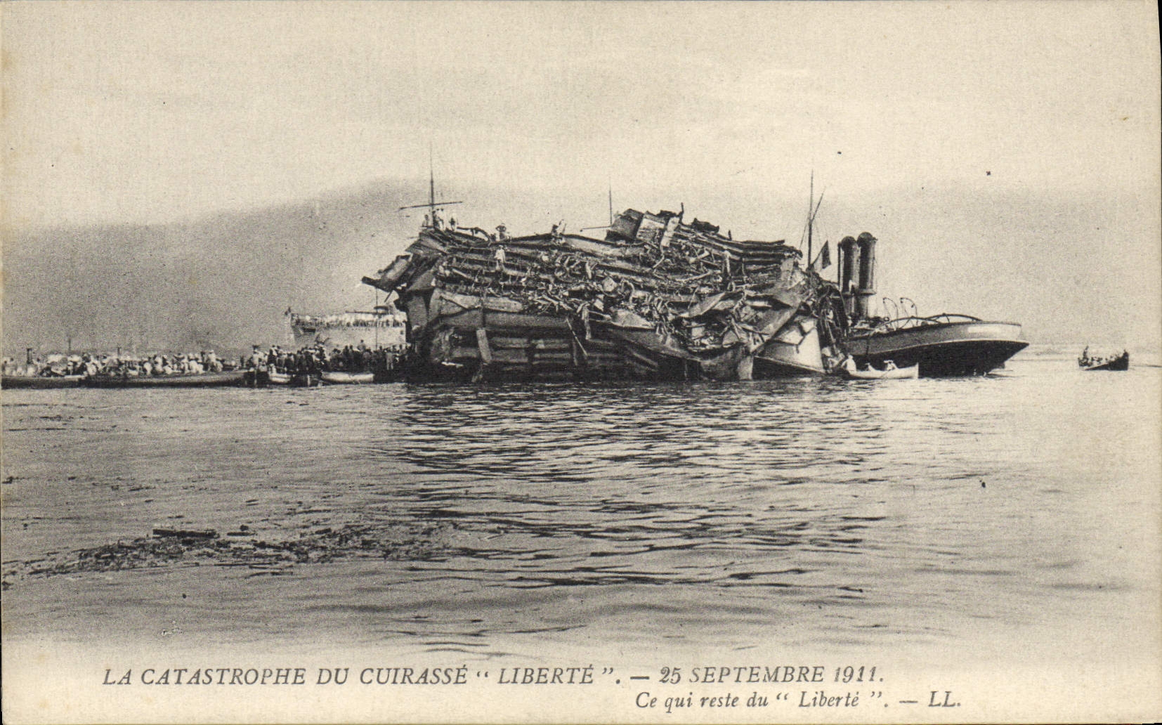 CPA Bateau Guerre Catastrophe du Cuirasse Liberte Ce qui reste du Liberte