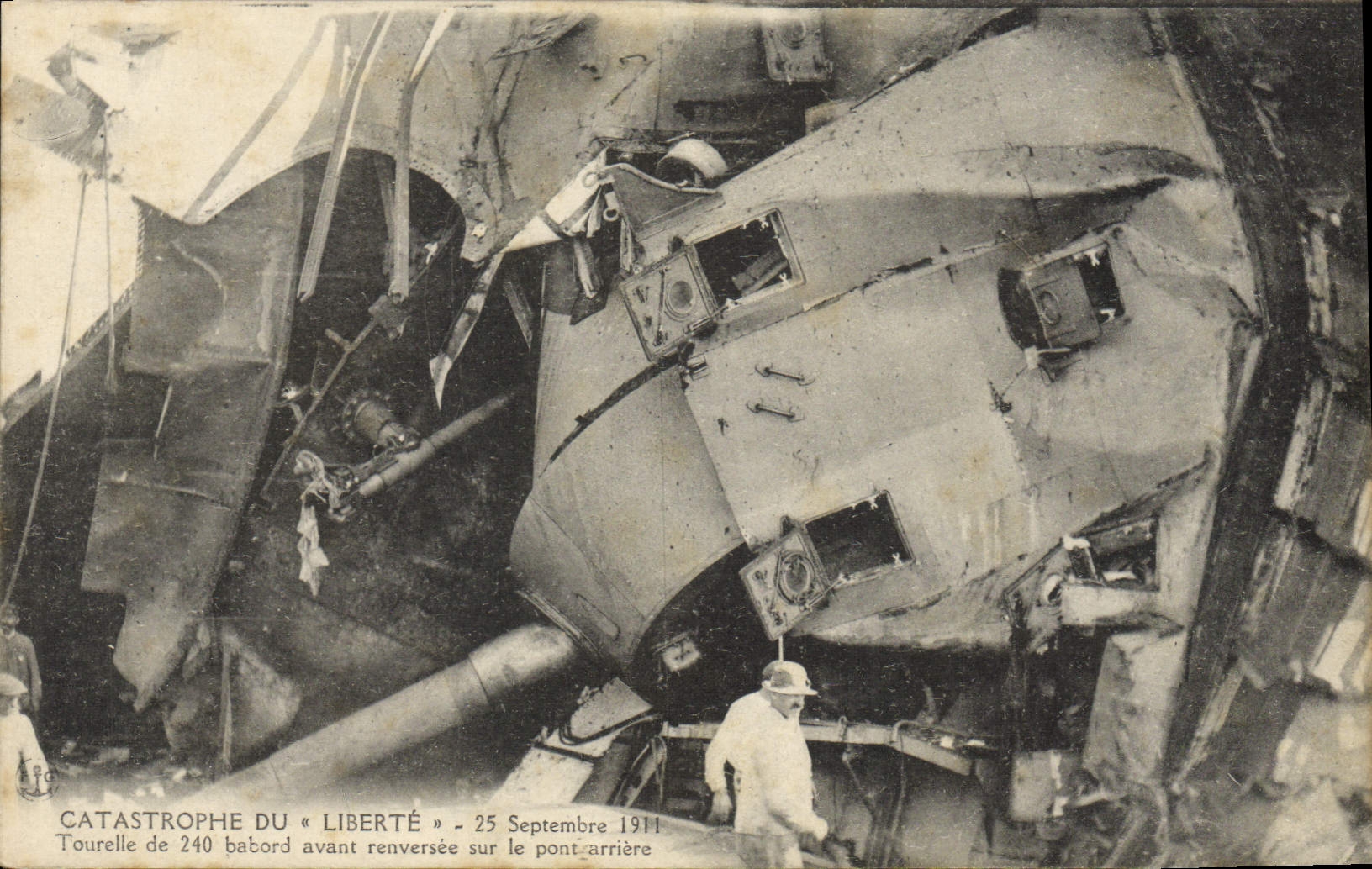 CPA Bateau Guerre Catastrophe du Cuirasse Liberte Tourelle de 240 babord avant renversee sur le pont arriere