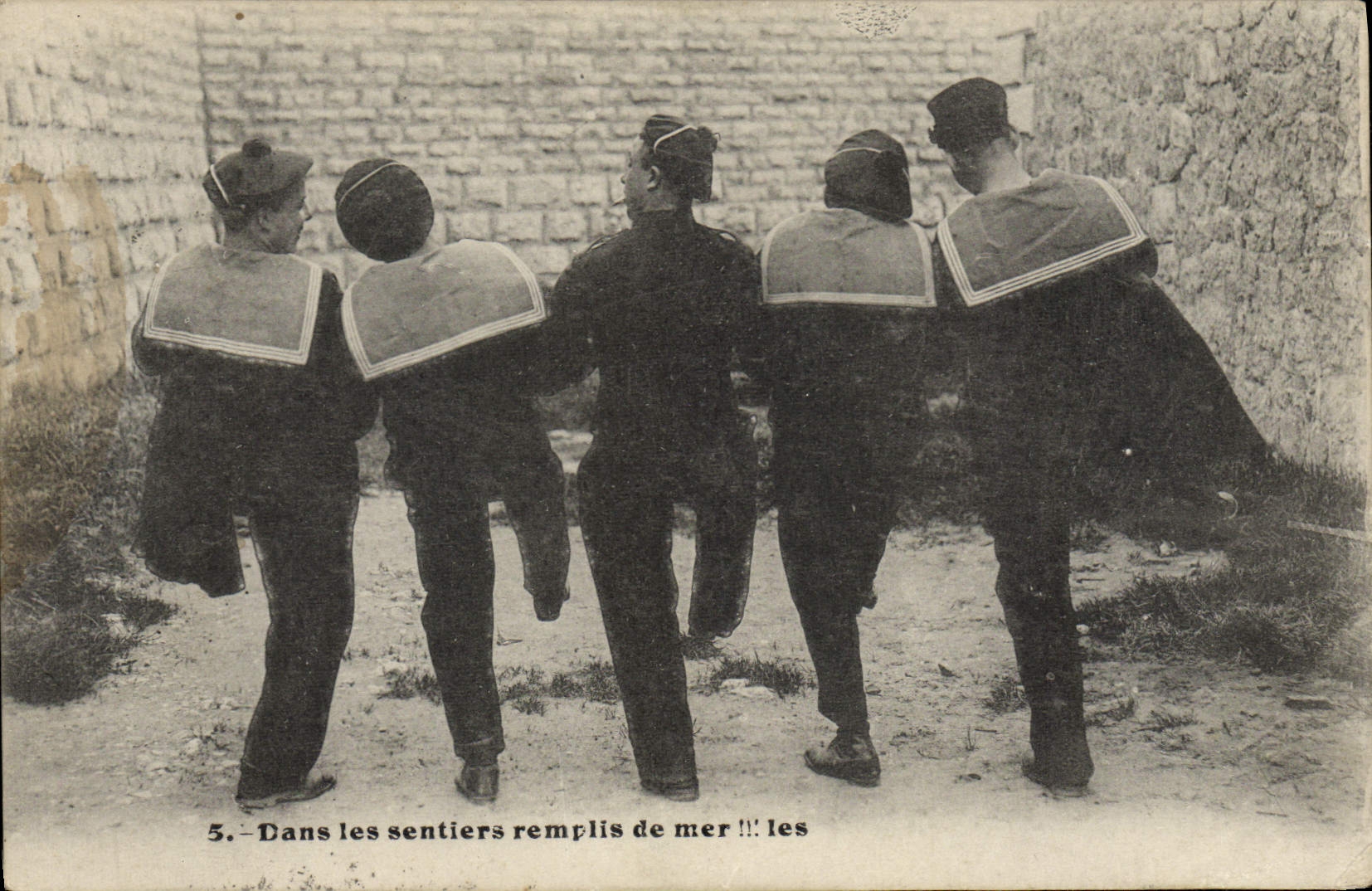 Cinq marins en tenue de service — dans les sentiers remplis de mer — n°5