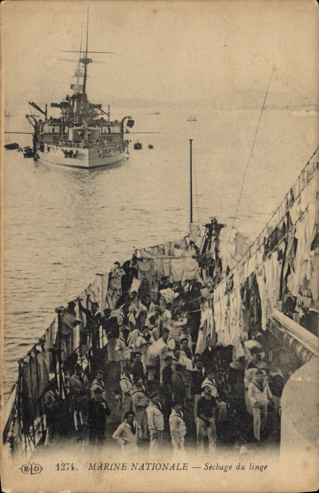 CPA Bateau Guerre Sechage du linge