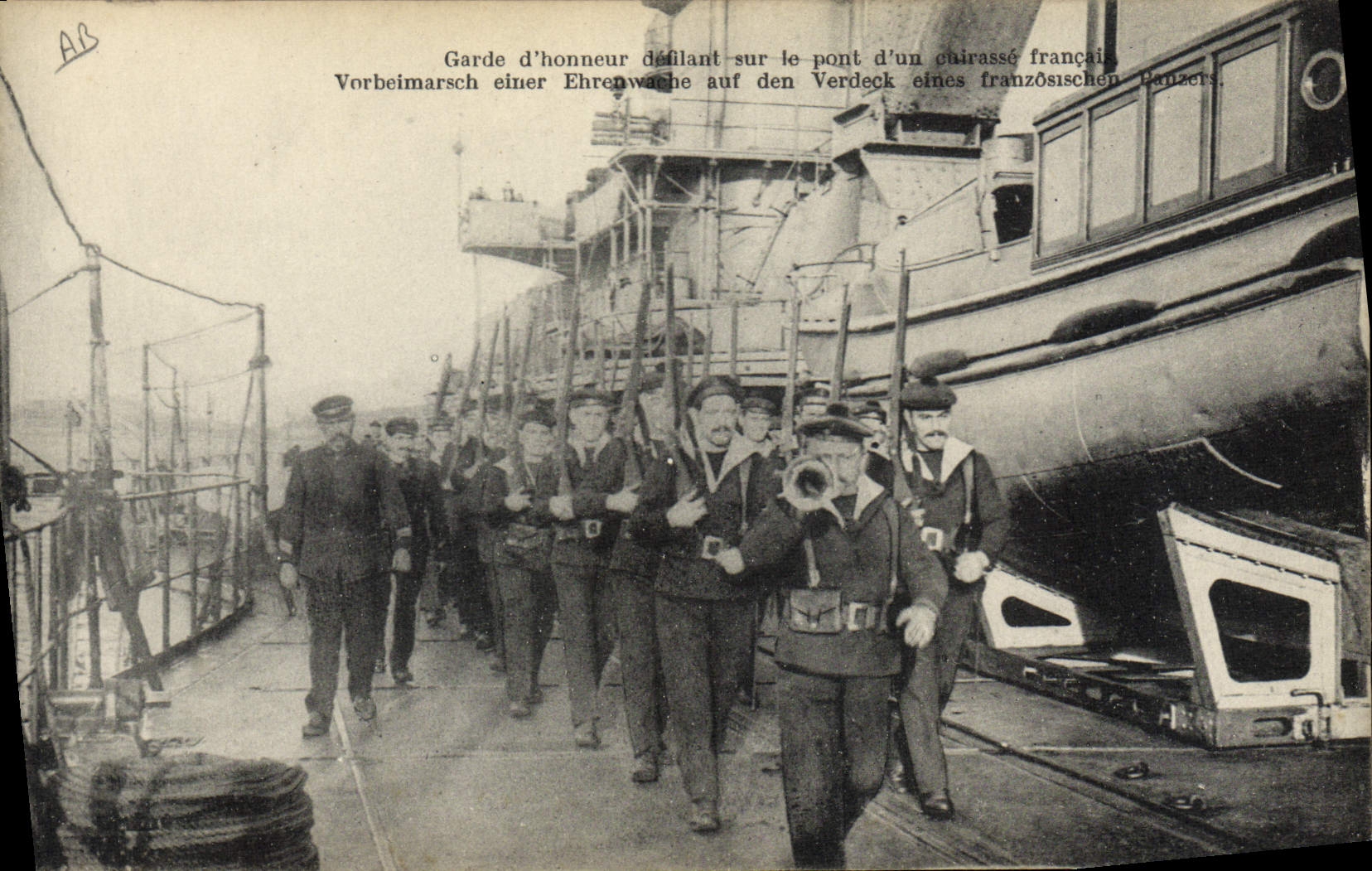 Garde d'honneur défilant sur le pont d'un cuirassé français — éditeur AB
