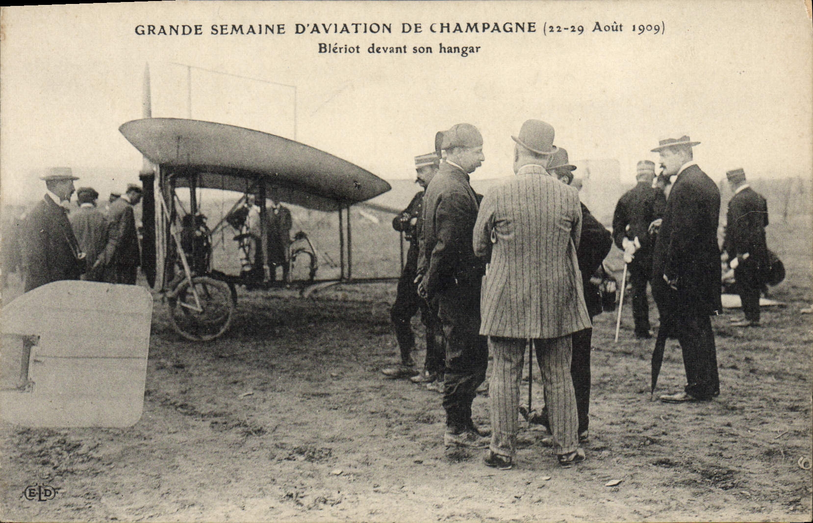Grande Semaine d'Aviation de Champagne — Blériot devant son hangar — ELD