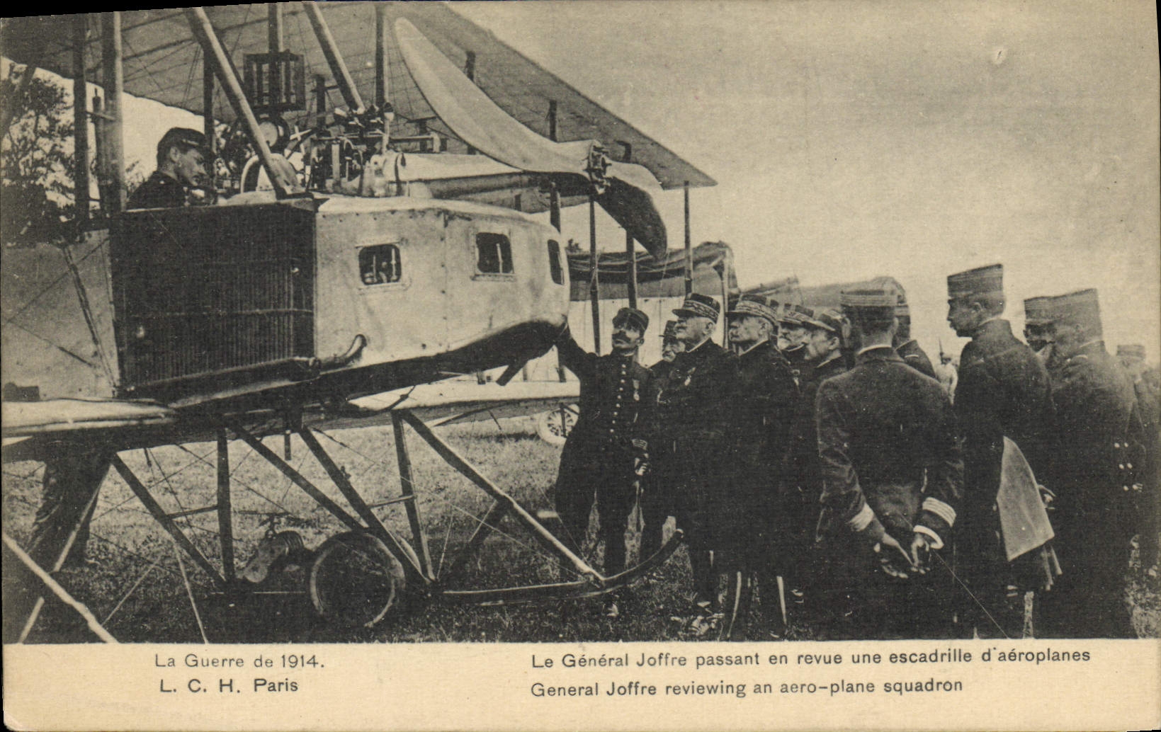 CPA Avion Aviation Le general Joffre passant en revue une escadrille d'aeroplanes 