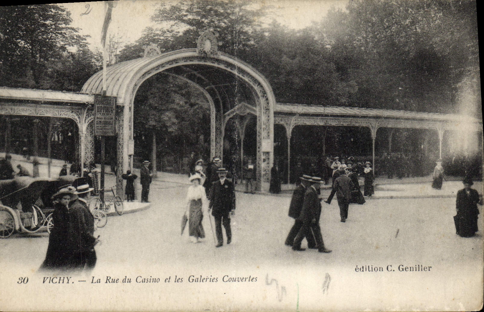 CPA Vichy La Rue Du Casino Et Les Galeries Couvertes