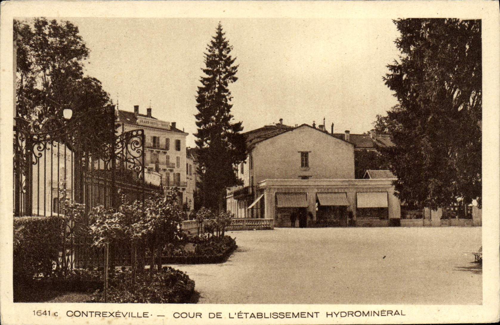 CPA Contrexeville Cour De L'Etablissement Hydromineral