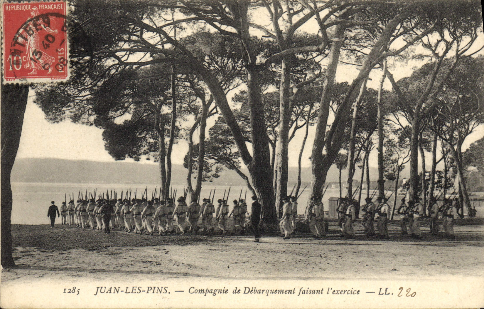 CPA Bateau Juan les Pins Compagnie de debarquement faisant l'exercice 