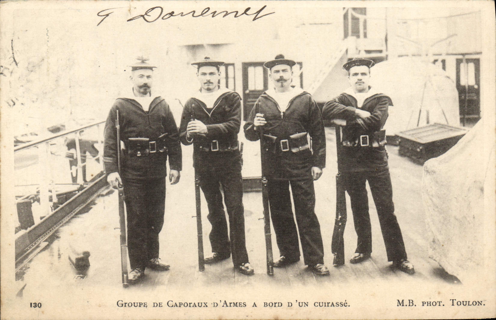CPA Bateau Groupe de caporaux d'armes a bord d'un cuirasse
