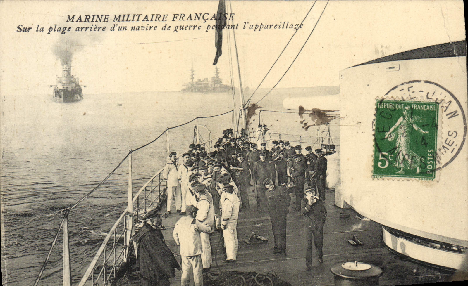 Marine Militaire Française — Sur la plage arrière d'un navire de guerre pendant l'appareillage — Éditeur non visible