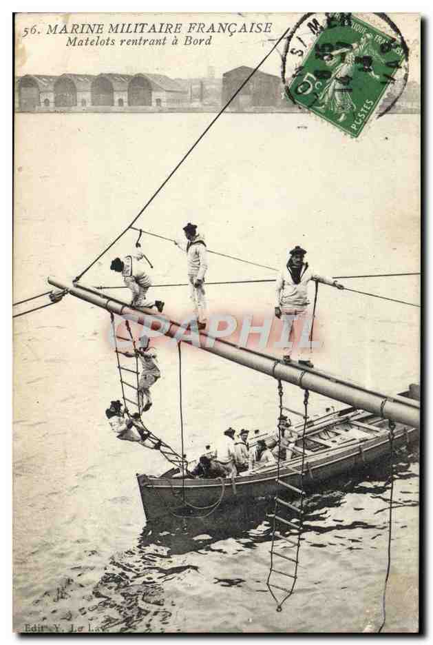 CPA Bateau Marine Militaire Matelots rentrant a bord 