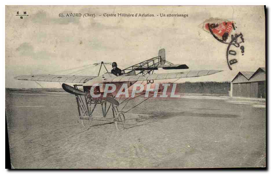 CPA Avion Aviation Avord Centre militaire d'aviation Un atterrissage 