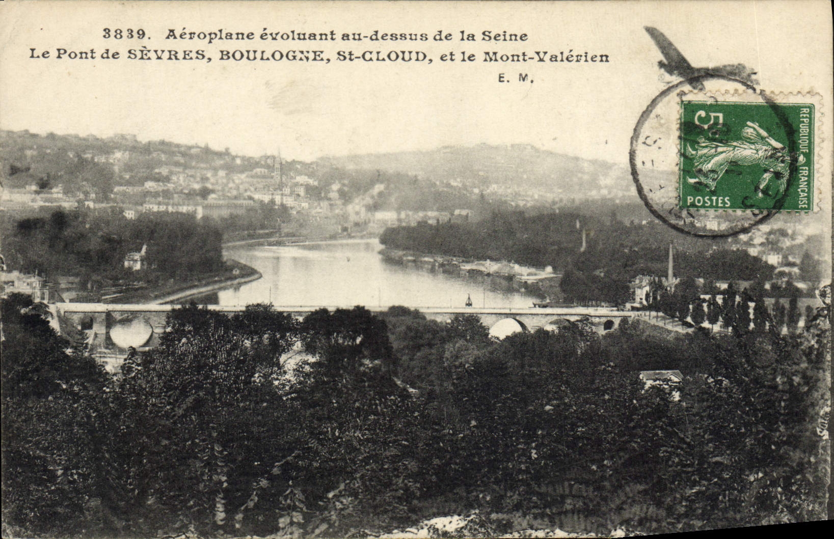 CPA Avion Aviation Aeroplane evoluant au dessus de la Seine Le pont de Sevres Boulogne St Cloud et le Mont Valerien 