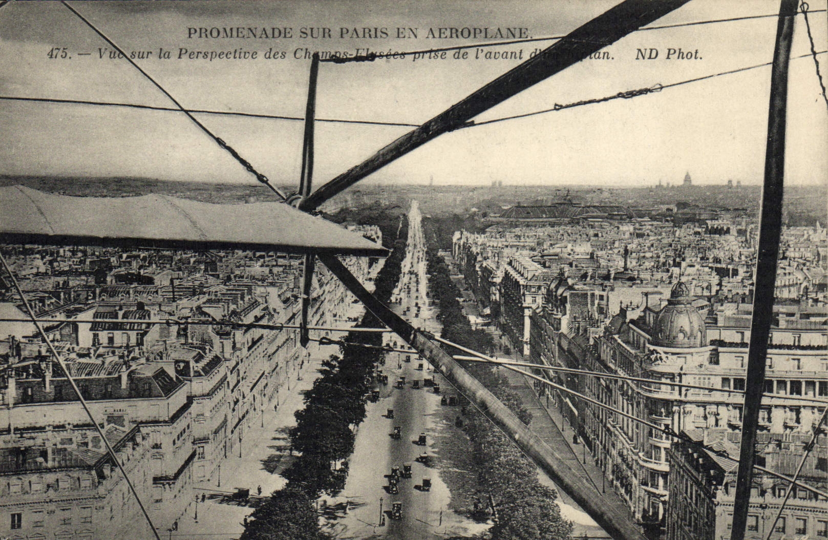 CPA Avion Aviation Vue sur la perspective des Champs Elysees pris de l'avant d'un biplan 