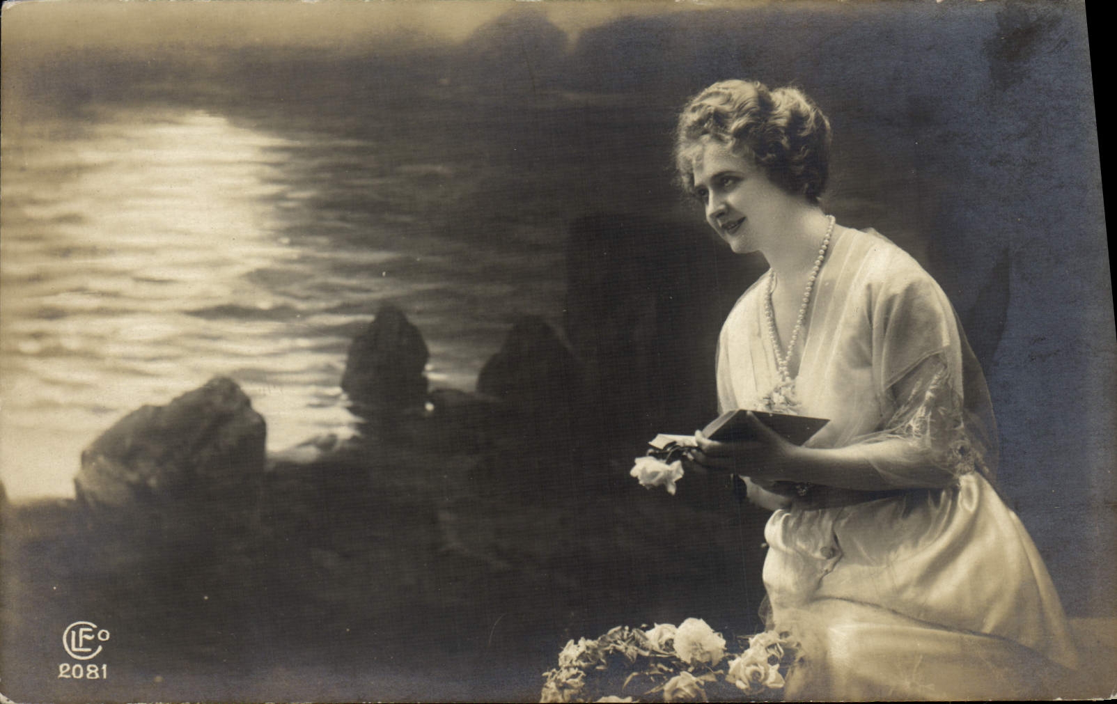 Femme au bord de la mer — scène de plage — LC Co, n° 2081
