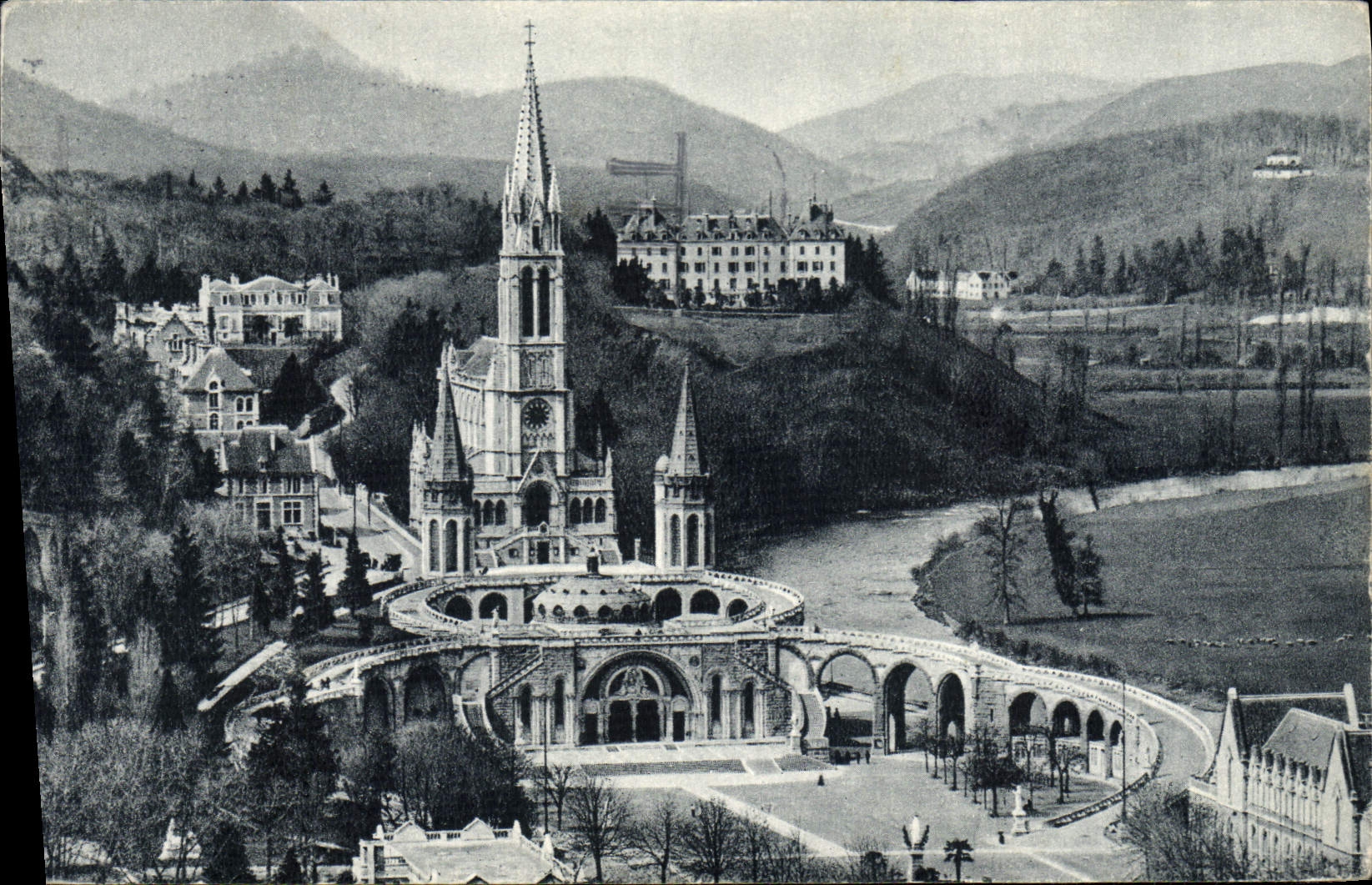 Lourdes — La Basilique vue du Château-Fort — Édition P. Doucet Lourdes n°39
