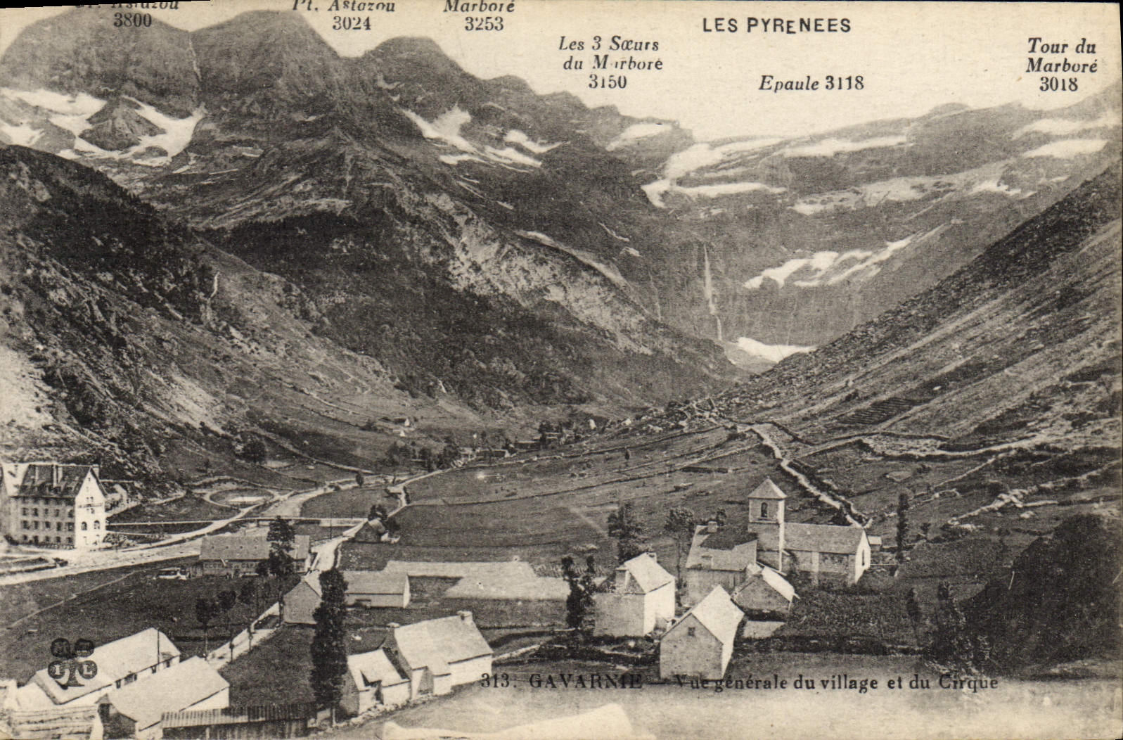 CPA Gavarnie Vue Generale du Village et du cirque 