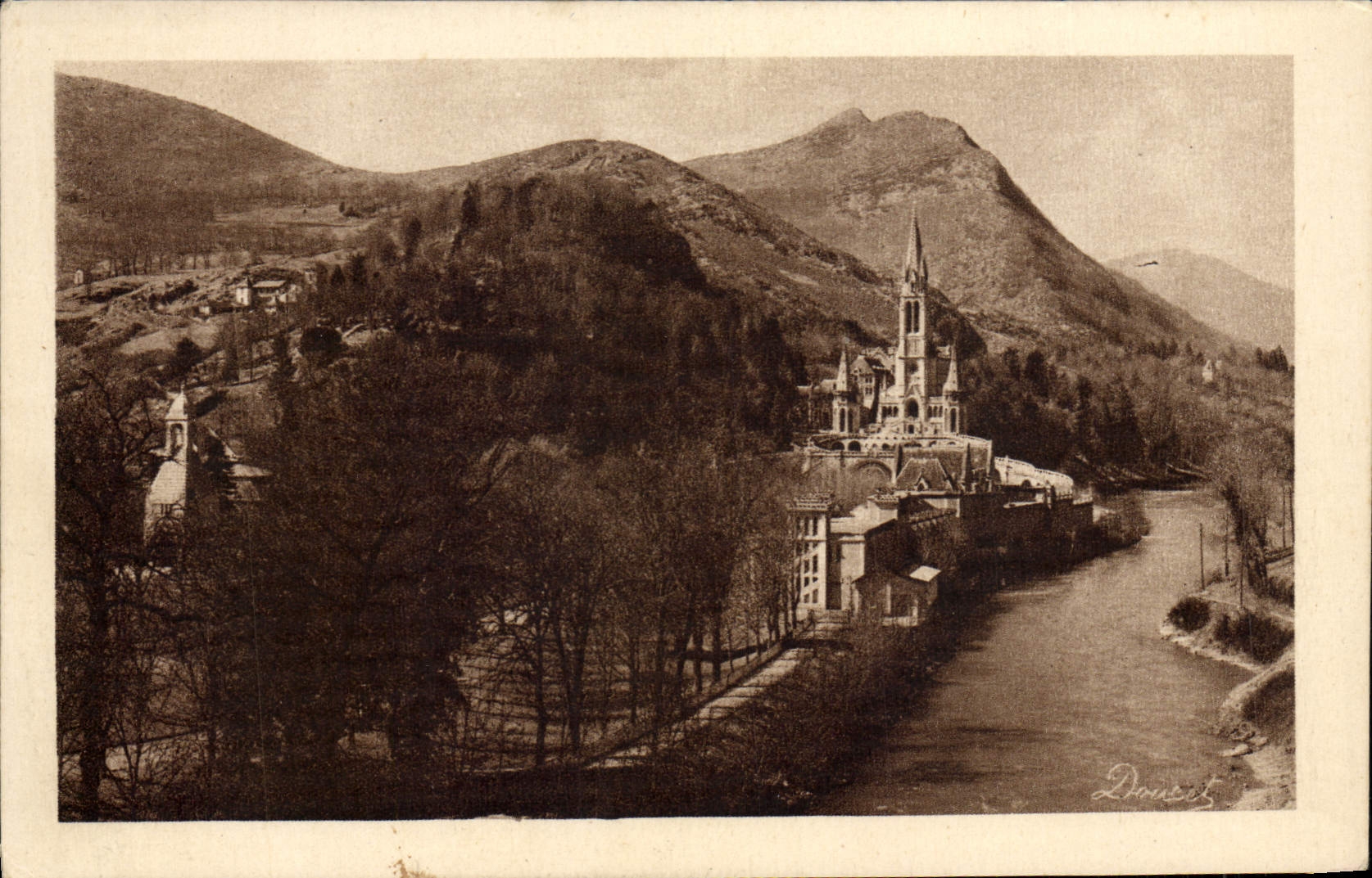 CPA Lourdes La Basilique