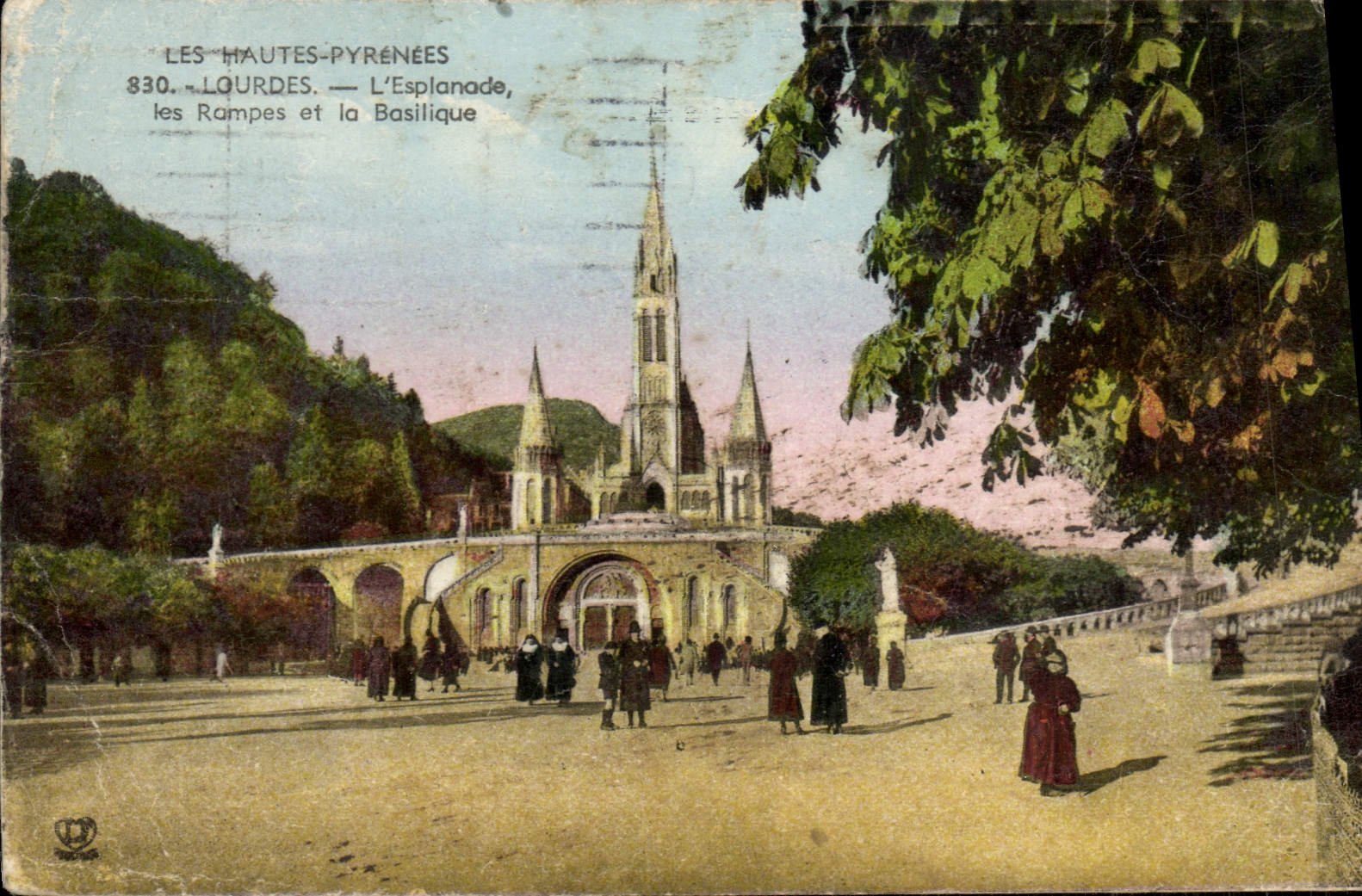 CPA Lourdes L'esplanade les rampes de la Basilique