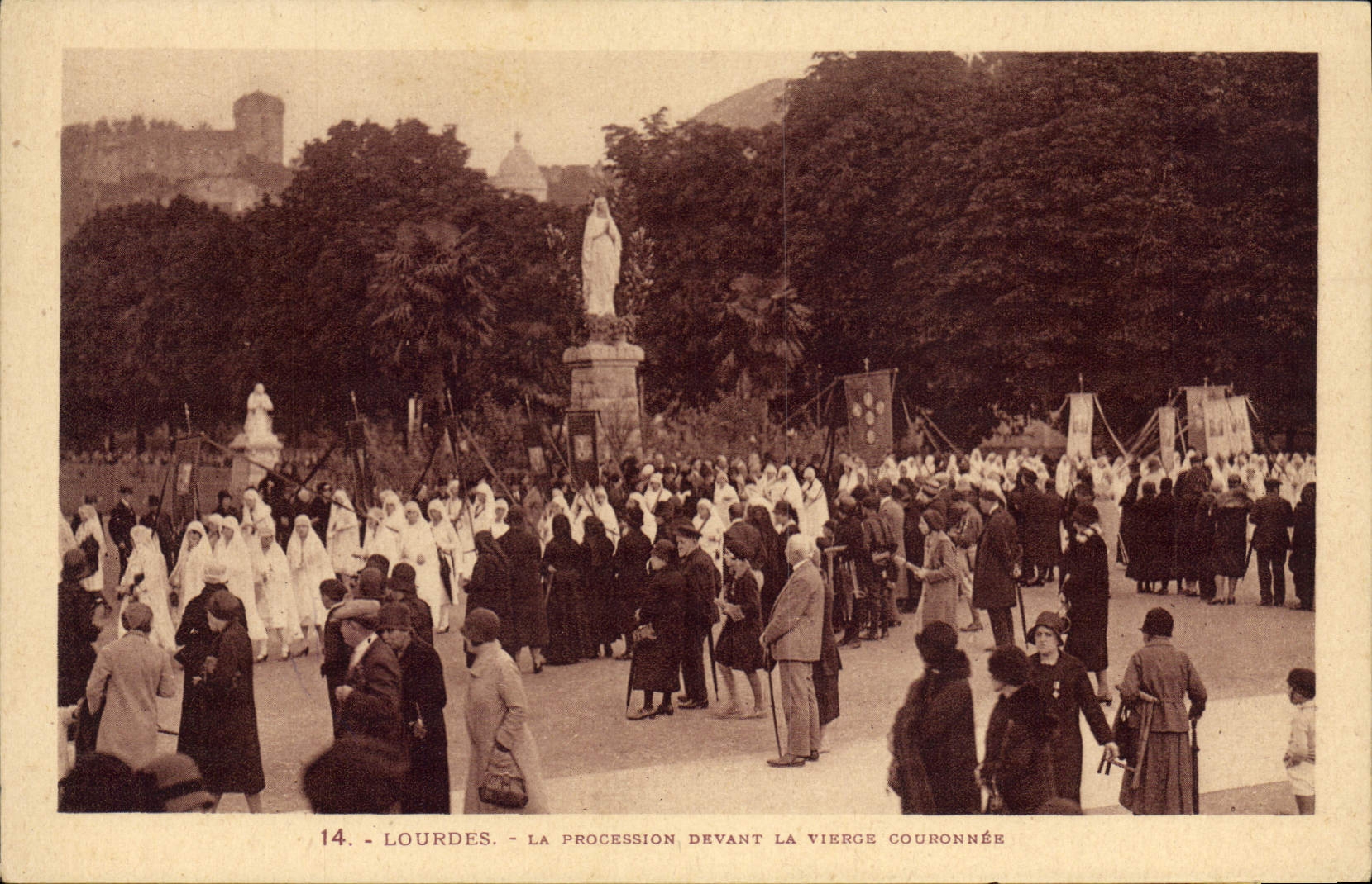 CPA Lourdes La procession devant la vierge couronee