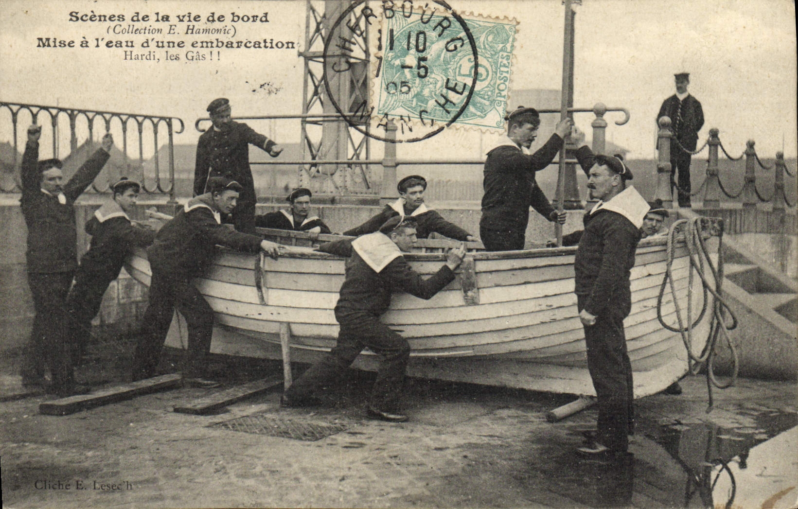 CPA Bateau de guerre Mise a l'eau d'une embarcation 