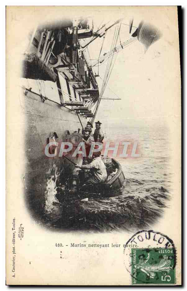 CPA Bateau de guerre Marins nettoyant leur navire
