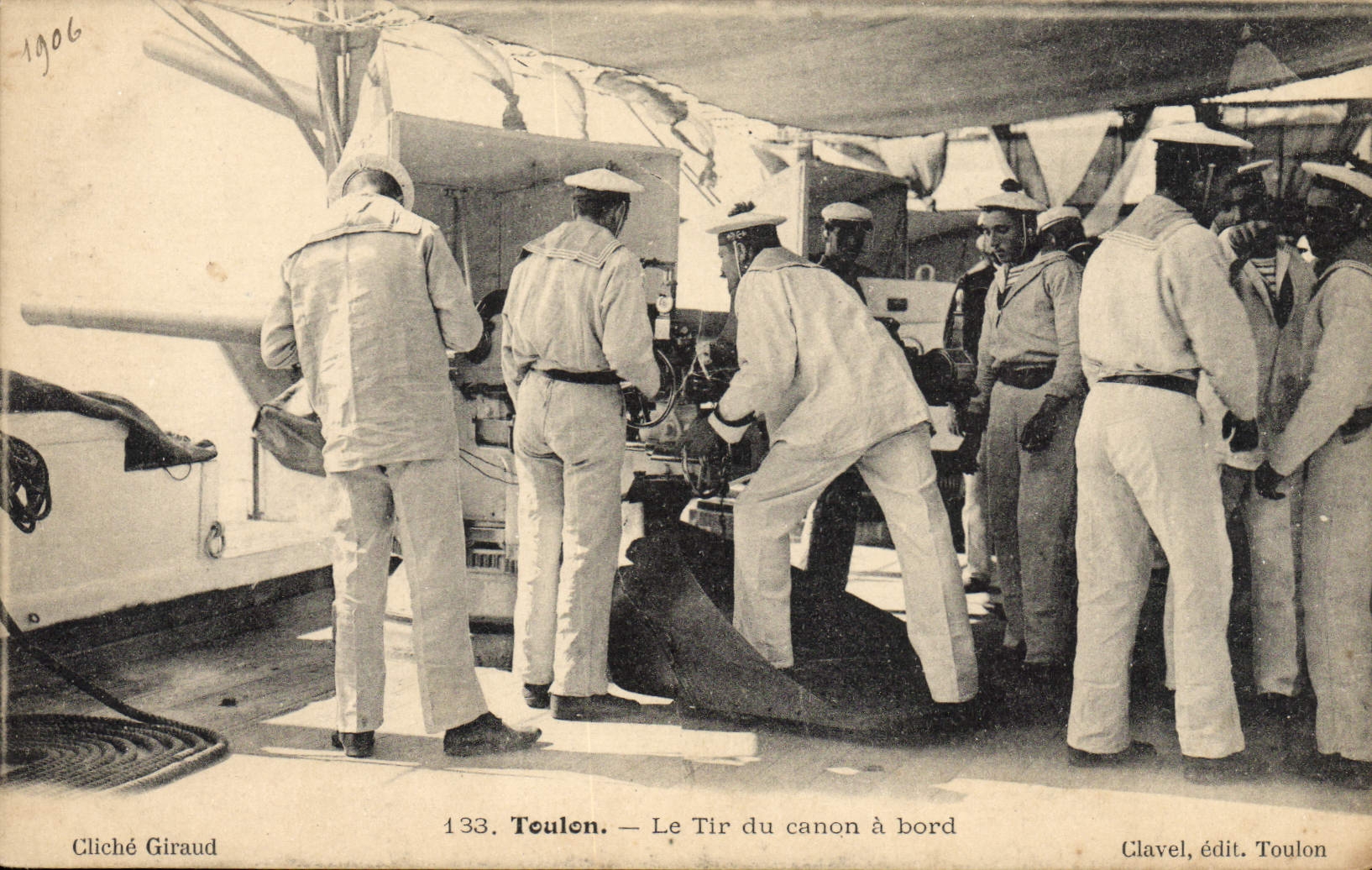 CPA Bateau de guerre Le tir du canon a bord Toulon