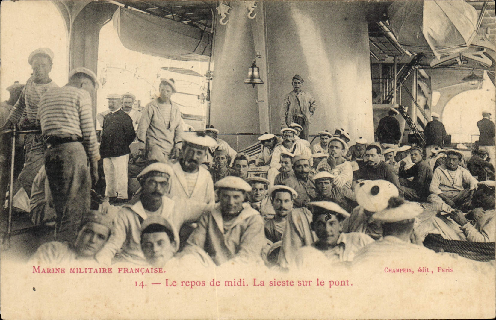 CPA Bateau de guerre Le repas de midi La sieste sur le pont 