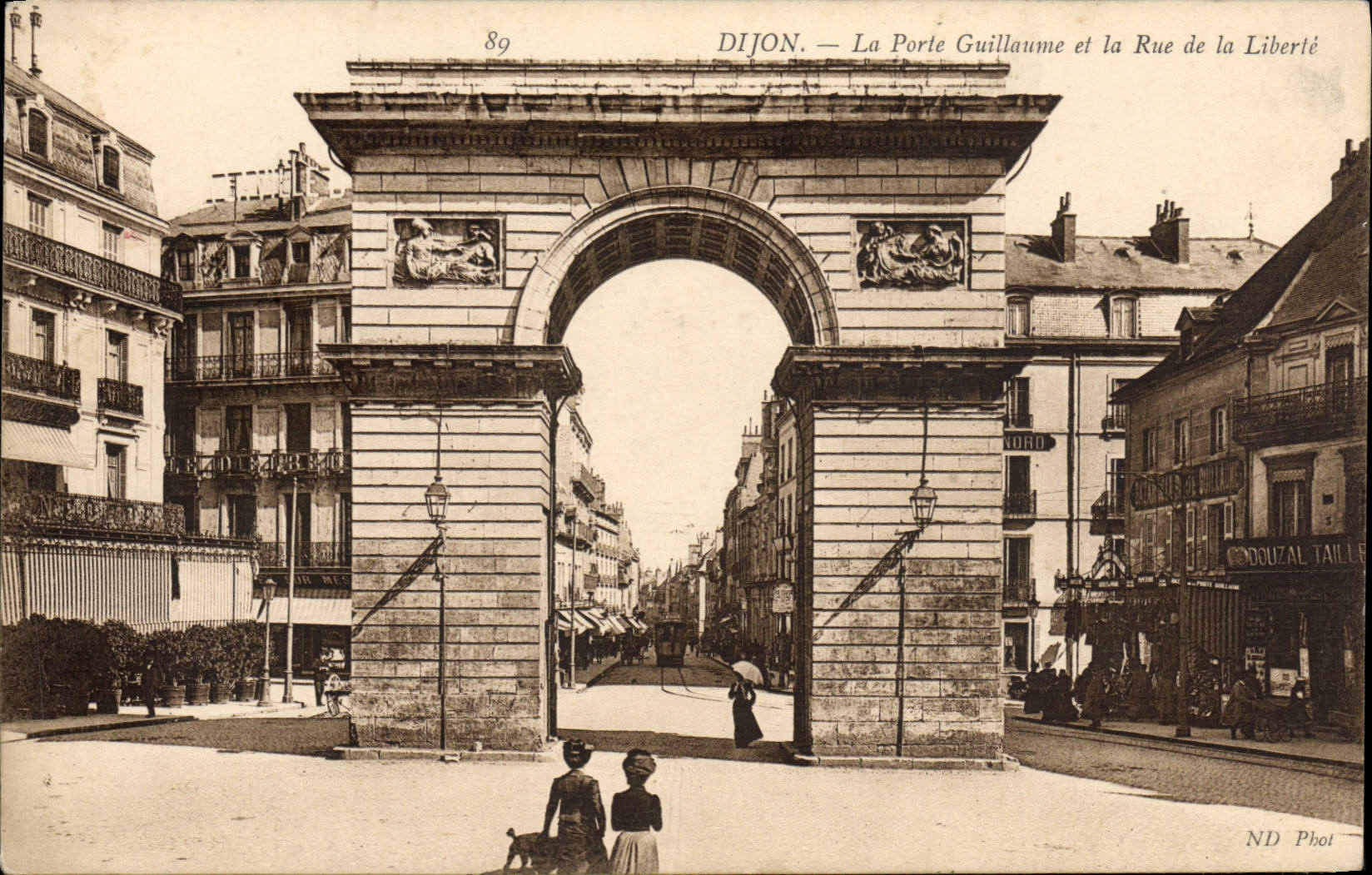 CPA Dijon La Porte Guillaume et la Rue de la Liberte 