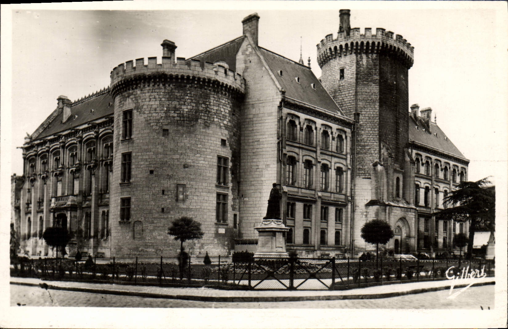 CPM Angouleme Hotel de Ville et le Nouveau Square