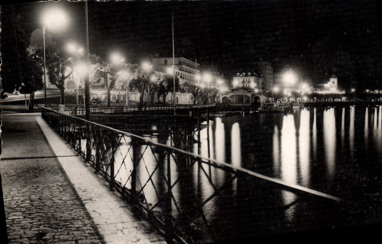 CPM Evian les Bains Rives du lac Leman illuminees