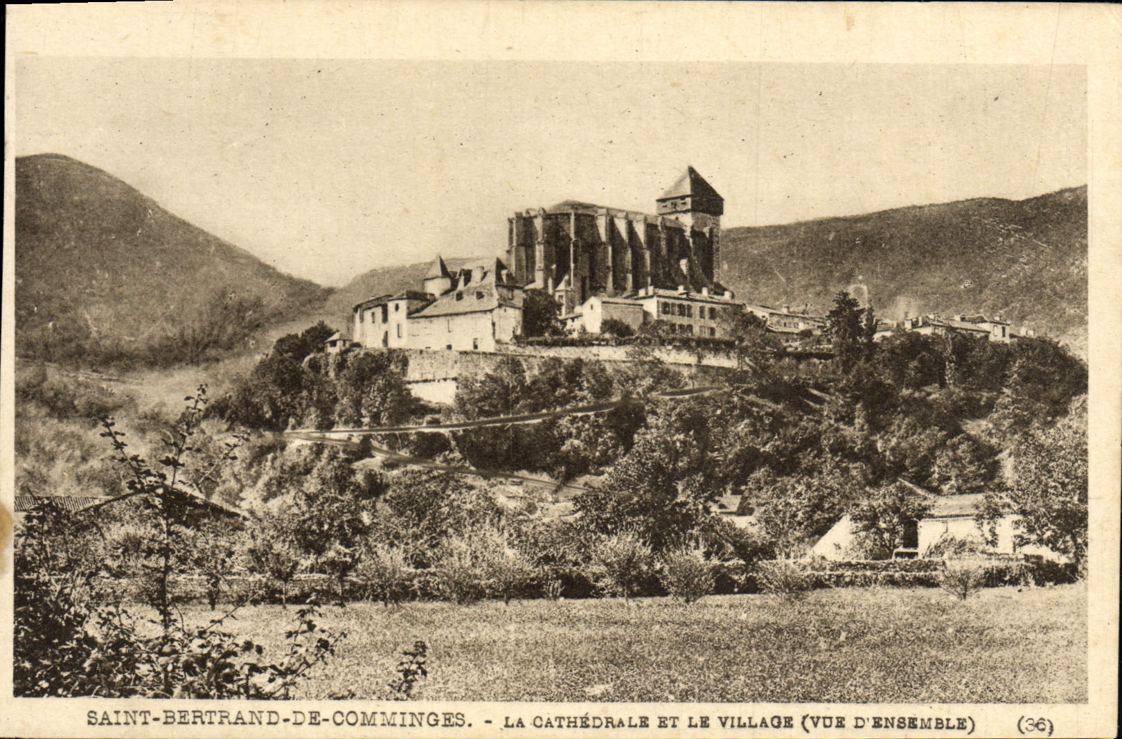 CPA Saint Bertrand de Comminges la cathedrale et le village Vue d'ensemble