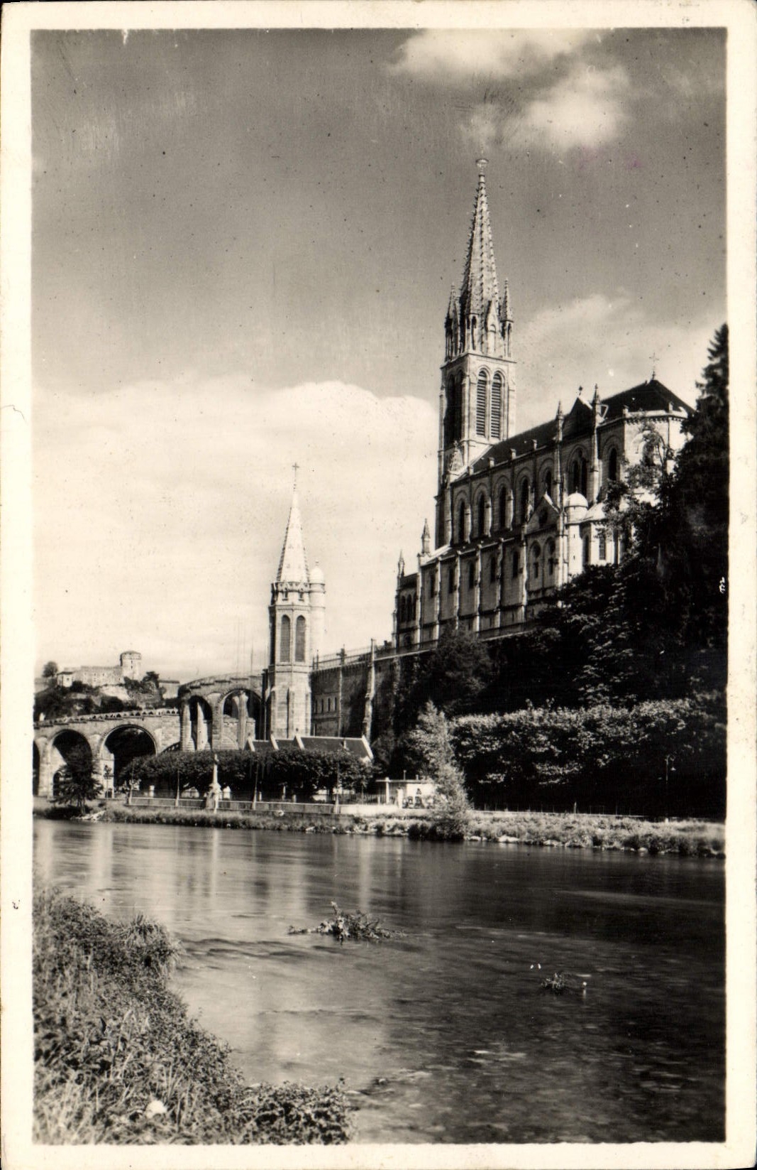 CPA Lourdes La Basilique et le Gave