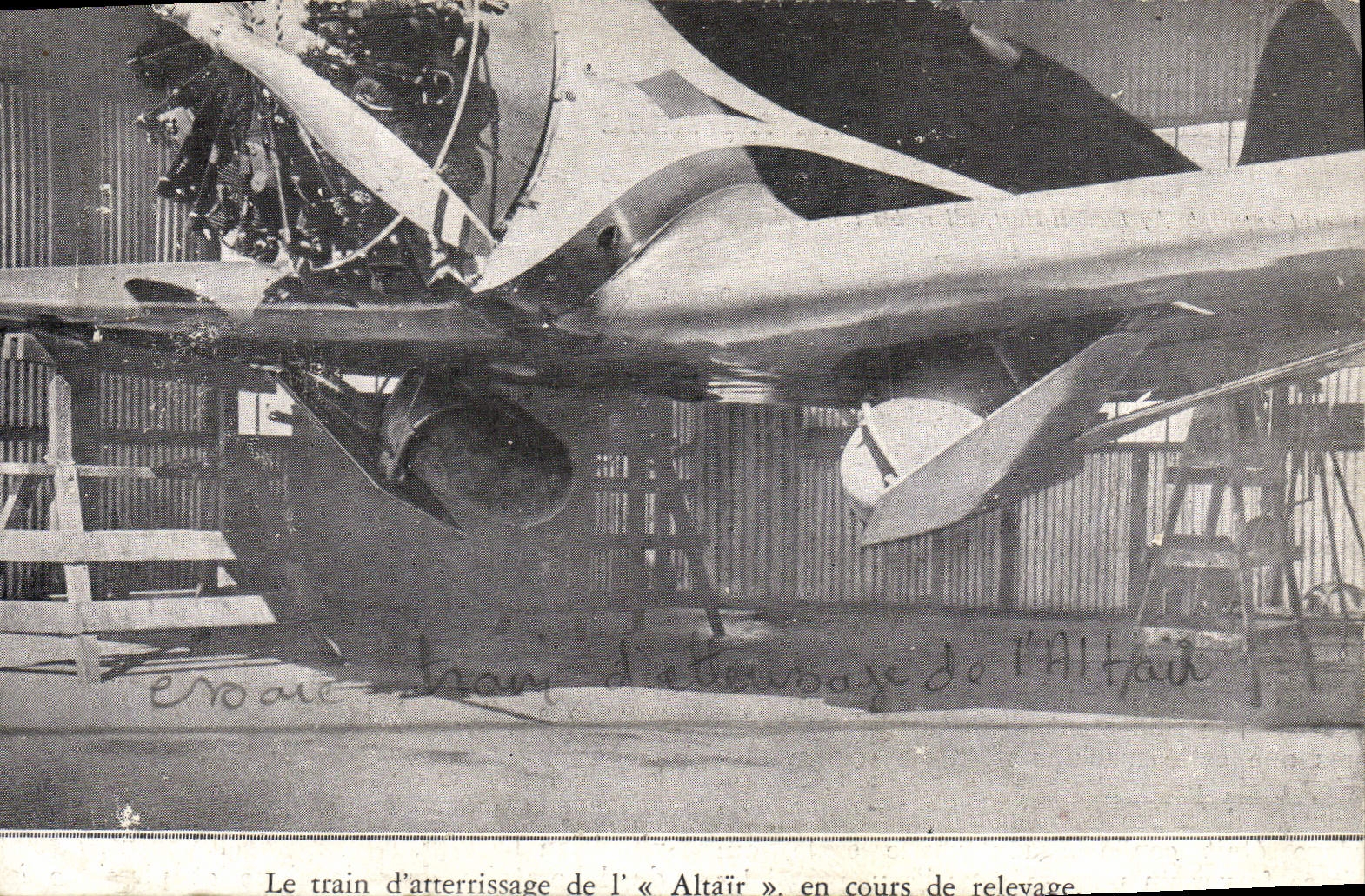CPA Avion Aviation Train d'atterrisage de l'Altair en cours de relevage 