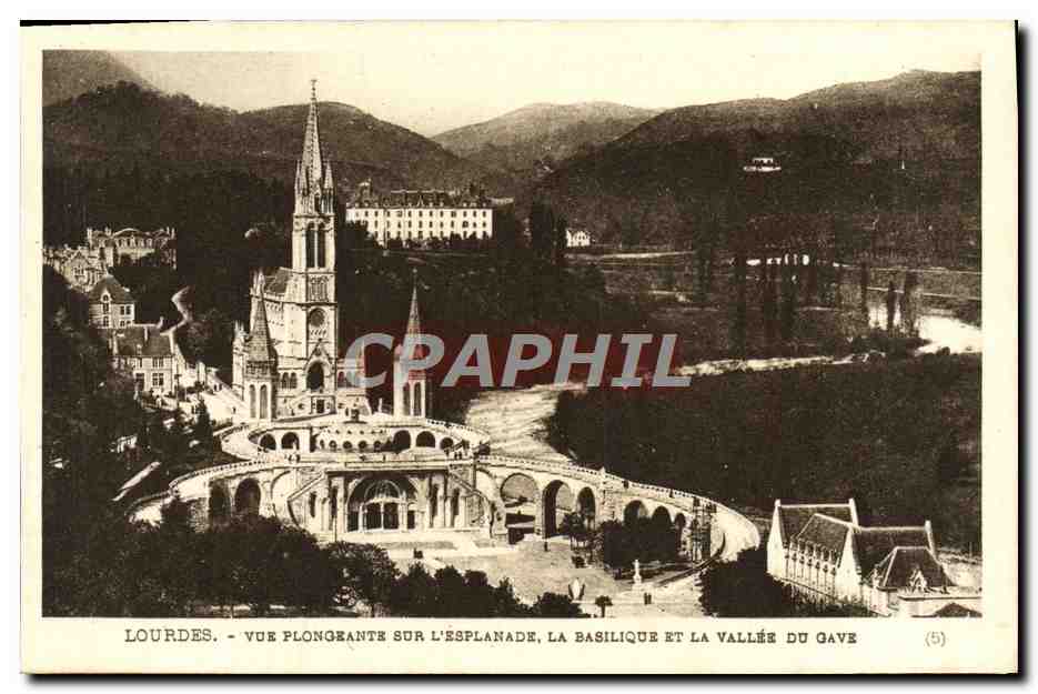 CPA Lourdes Vue plongeante sur l'esplanade la basilique et la vallee du Gave