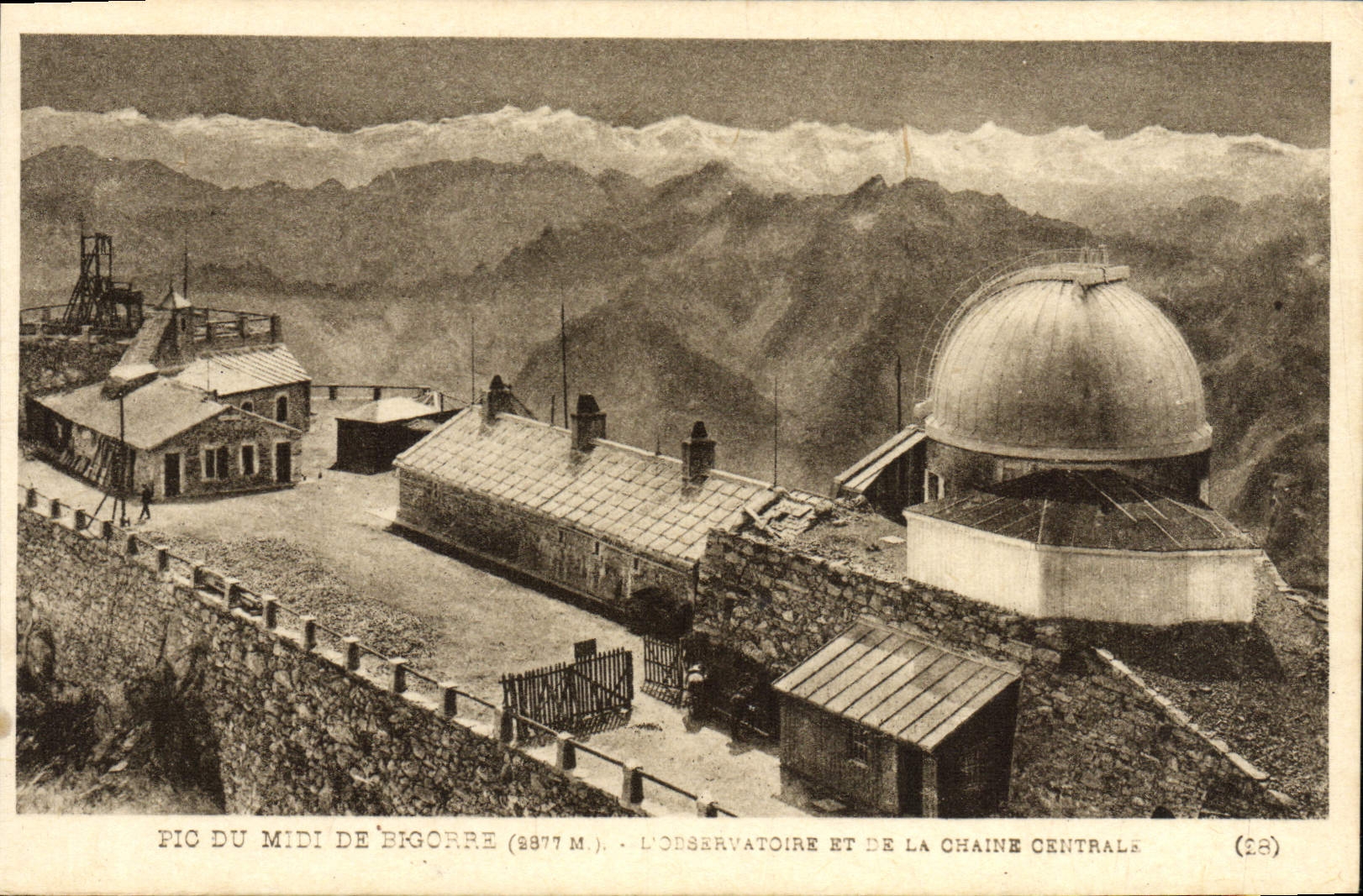 Pic du Midi de Bigorre (2877 m.) — L'observatoire et la chaîne centrale — Héliogravure Latocque Frères, Toulouse (28)